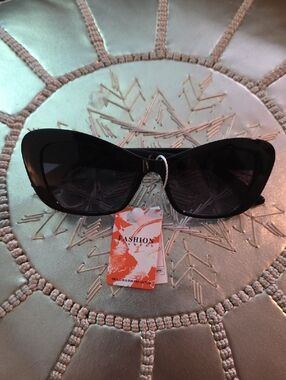 Black Women's Cat-Eye Sunglasses With Pearl Accents